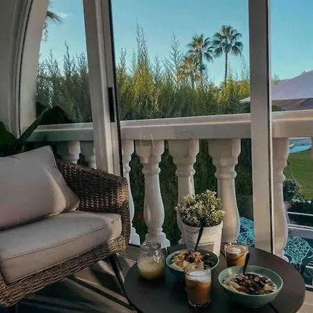 Palm Paradise Retreat: 2bedroom With Pool View Apartment *