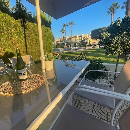Palm Paradise Retreat: 2bedroom With Pool View Apartment